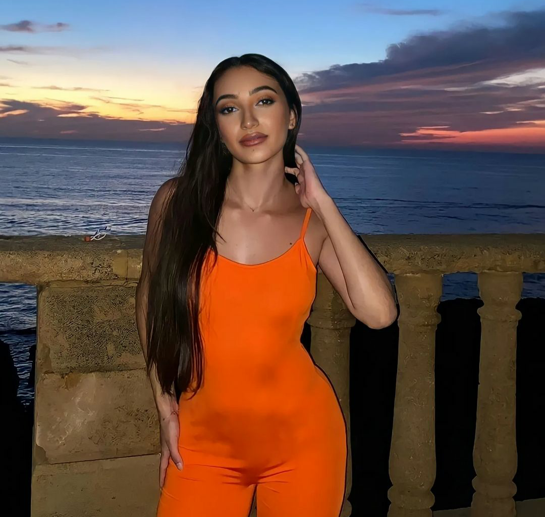 Mona — بنت حقيقية في دردشة فيديو HalaCam